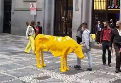 Artista instala "vaca magra" em frente à Bolsa de Valores de SP