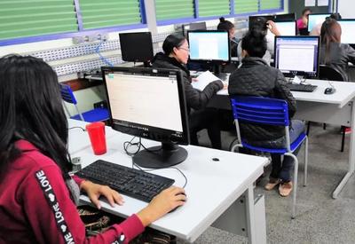 Maioria das escolas públicas não entrega internet adequada aos alunos, aponta monitoramento