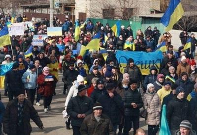 Rússia prende mais de 800 pessoas em manifestação contra a guerra