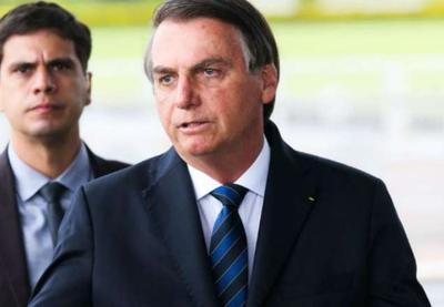 Jair Bolsonaro reage a perguntas sobre investigação do MP contra Flávio