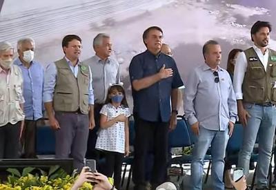Bolsonaro nega irregularidades com Covaxin em visita a Oiticica