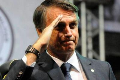 Jair Bolsonaro é submetido a punção e tem alta adiada