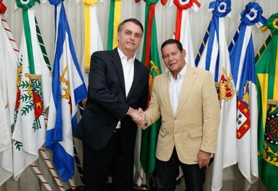 Mourão "por vezes atrapalha um pouco", diz Bolsonaro