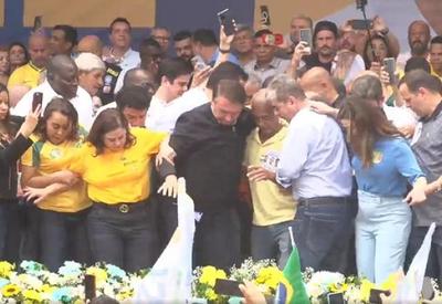 Bolsonaro toma susto com "quase queda" de palanque no Rio