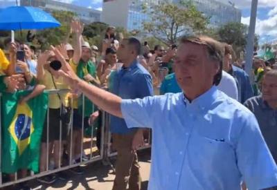 Bolsonaro participa de protesto em Brasília, que tem ataques ao STF