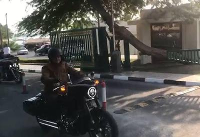 Bolsonaro participa de motociata no Qatar