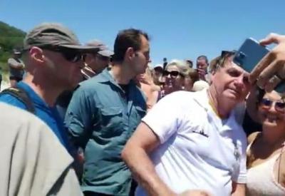 Em Santa Catarina, Bolsonaro volta a aglomerar com apoiadores na praia