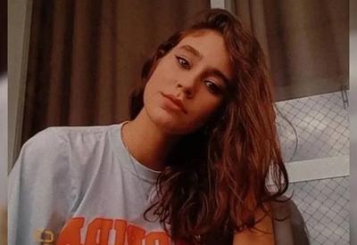 Mulher morre ao bater moto em caminhão e ser arrastada por 50 metros