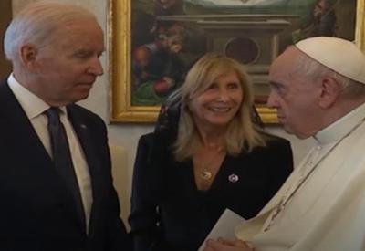 Joe Biden se encontra com papa Francisco antes da reunião do G20