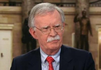 Agentes do FBI fazem buscas na casa de ex-assessor e desafeto de Trump, diz agência