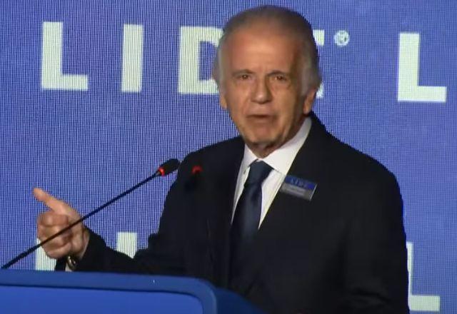 "Risquei 8 de janeiro de todos os meus calendários", diz ministro da Defesa