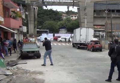 Moradores protestam após morte de jovem na Favela do Piolho, em SP