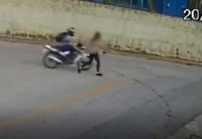 Motociclista é flagrado passando mão em jovem de 19 anos