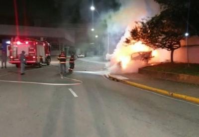 Jovem morre após carro bater em poste e pegar fogo no ABC paulista