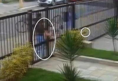 Vítima joga celular pelo portão para escapar de assalto
