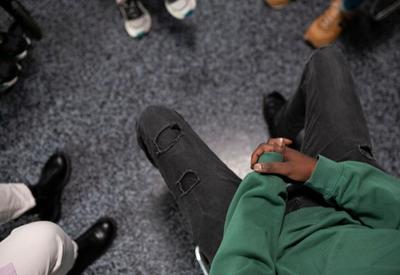 Jovens negros são as principais vítimas de mortes violentas no Brasil, aponta Fiocruz