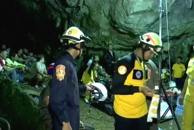 Jovens resgatados de caverna são mantidos em quarentena