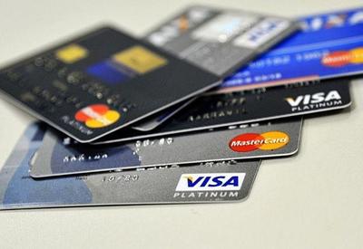 Juros do rotativo do cartão de crédito sobem para 343,6% ao ano em outubro