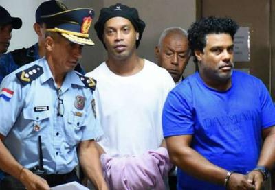 Justiça do Paraguai nega pedido de prisão domiciliar a Ronaldinho e Assis