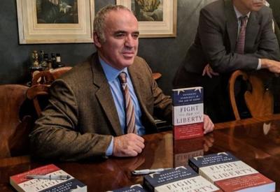 Ex-campeão mundial de xadrez, Kasparov, entra para lista de terroristas da Rússia