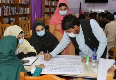 Talibã proíbe aulas mistas em universidades em província do Afeganistão