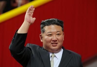 Coreia do Norte exibe novo míssil intercontinental em desfile supervisionado por Kim Jong Un