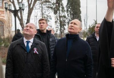 Em passagem pela Ucrânia, Putin visita cidade ocupada por forças russas