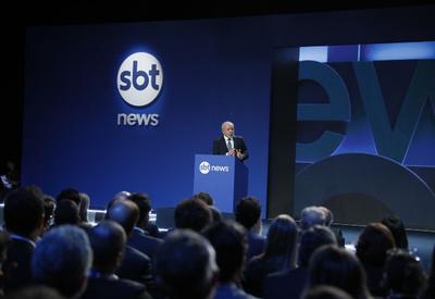 "Sua vitória é a vitória da democracia", diz Lula a Moraes, durante evento no SBT