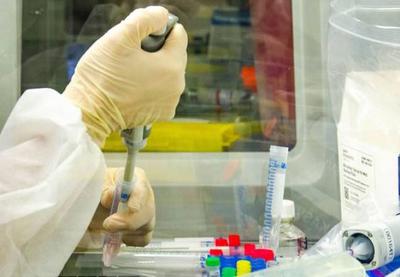 Laboratório inglês suspende testes da vacina de Oxford