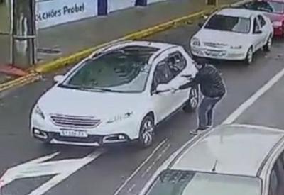 Vídeo: ladrão tenta roubar carro, mas desiste por não saber dirigir