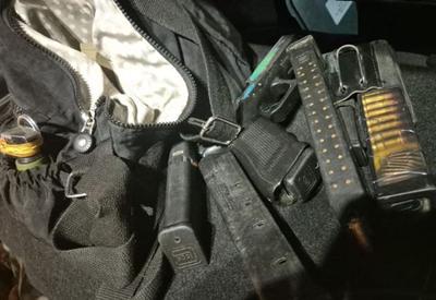 Homem tenta fugir de blitz da Lei Seca e é preso com armas, munições e um sagui no RJ