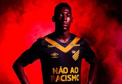 Polícia do Paraná identifica autor de ofensas racistas contra o zagueiro Léo, do Athletico-PR