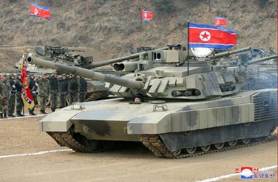 Kim Jong Un aparece pilotando tanque de guerra da Coreia do Norte