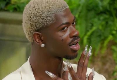 Lil Nas X é detido após ser abordado seminu e atacar policiais em Los Angeles