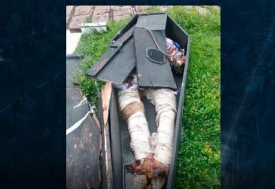 Lixo com "cadáver" e "caixão" vira caso de polícia no interior de SP