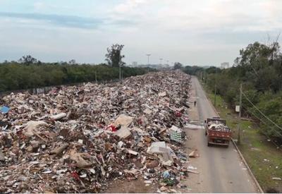 Lixo gerado após enchentes vira problema de saúde pública no Rio Grande do Sul