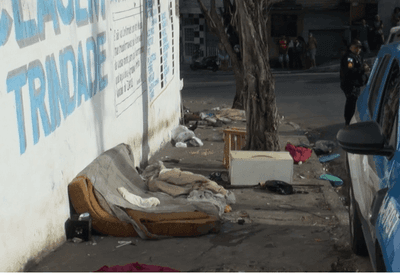 Motociclista passa atirando e mata morador de rua em frente a cemitério no RJ