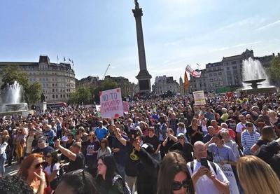Londres tem protesto contra restrições após nova onda de covid
