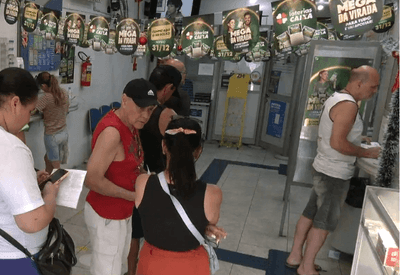 Lotéricas ficam cheias em dia de sorteio da Mega da Virada