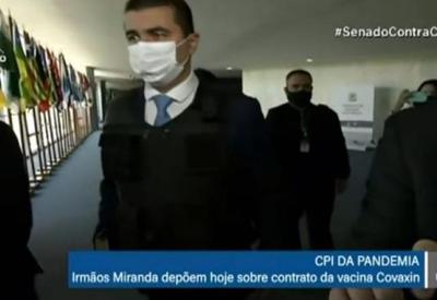Luis Miranda chega de colete à prova de balas para depor à CPI