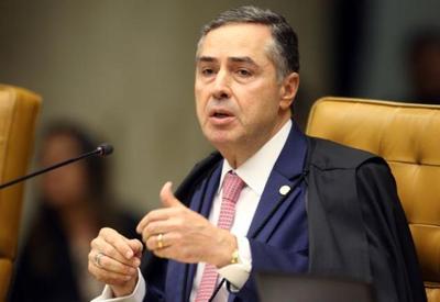 Barroso envia pedido de investigação contra Bolsonaro por live à PGR