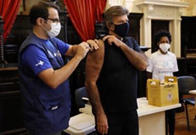 Presidente do STF, Luiz Fux recebe vacina contra a covid