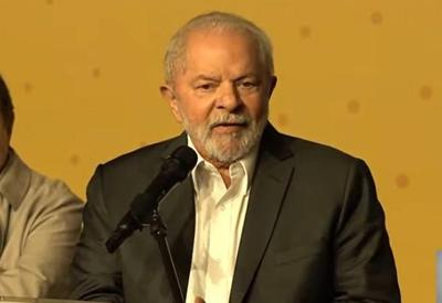 Com pedido por democracia e campanha "na rua", Lula critica ataques às urnas
