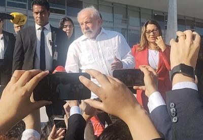 "Democracia não suporta grades", diz Lula após mandar retirar cerca
