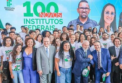"Nossos mil gols serão mil institutos federais", diz Lula ao anunciar construção de 100 novos IFs