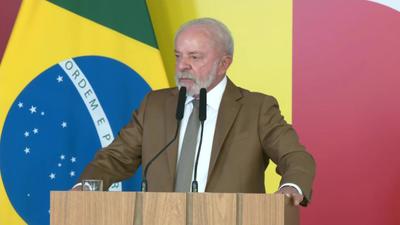 Lula chama atenção com terno marrom para anunciar corte de impostos nos combustíveis