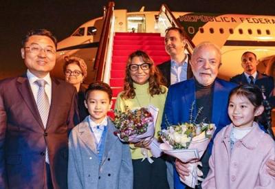 Lula desembarca em Xangai e é recebido pela ex-presidente Dilma