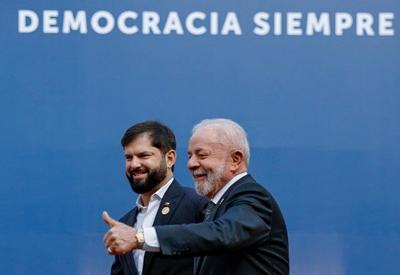 No Chile, Lula alerta para ofensiva antidemocrática e cobra regulação das redes sociais