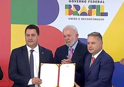 Lula e Ratinho Jr. assinam contrato de 30,4 bi para concessão de rodovias no Paraná