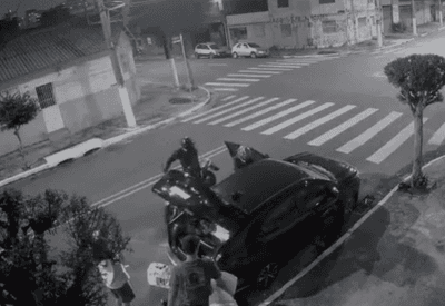 VÍDEO: jovens são assaltados ao chegarem em casa e descarregarem o carro no Ipiranga (SP)